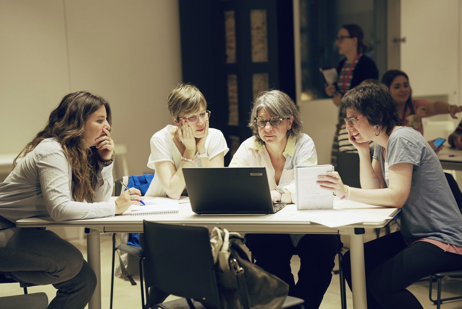 Taula compartida amb diverses dones