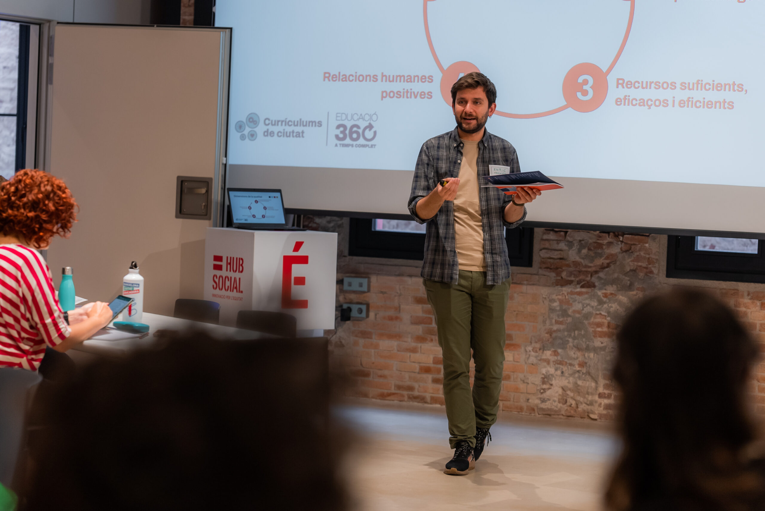 El director d'Educació 360 Enric Aragonés fent una xerrada al social hub