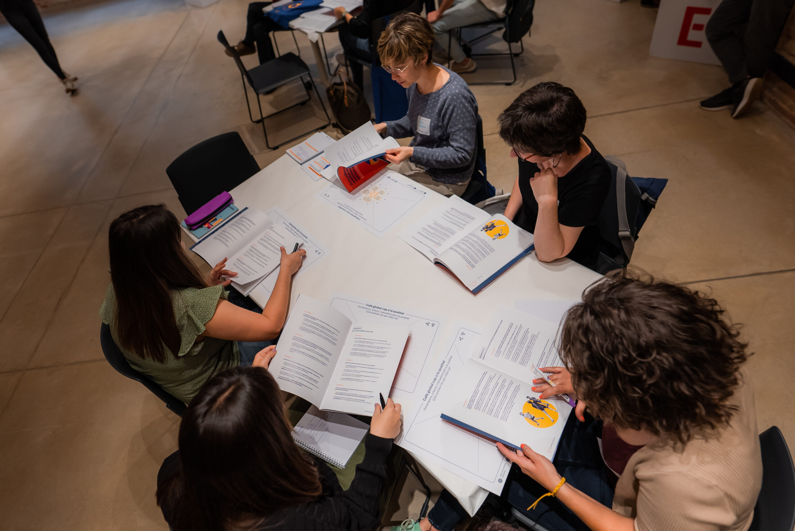 Grup de nens estudiant al voltant d'una taula