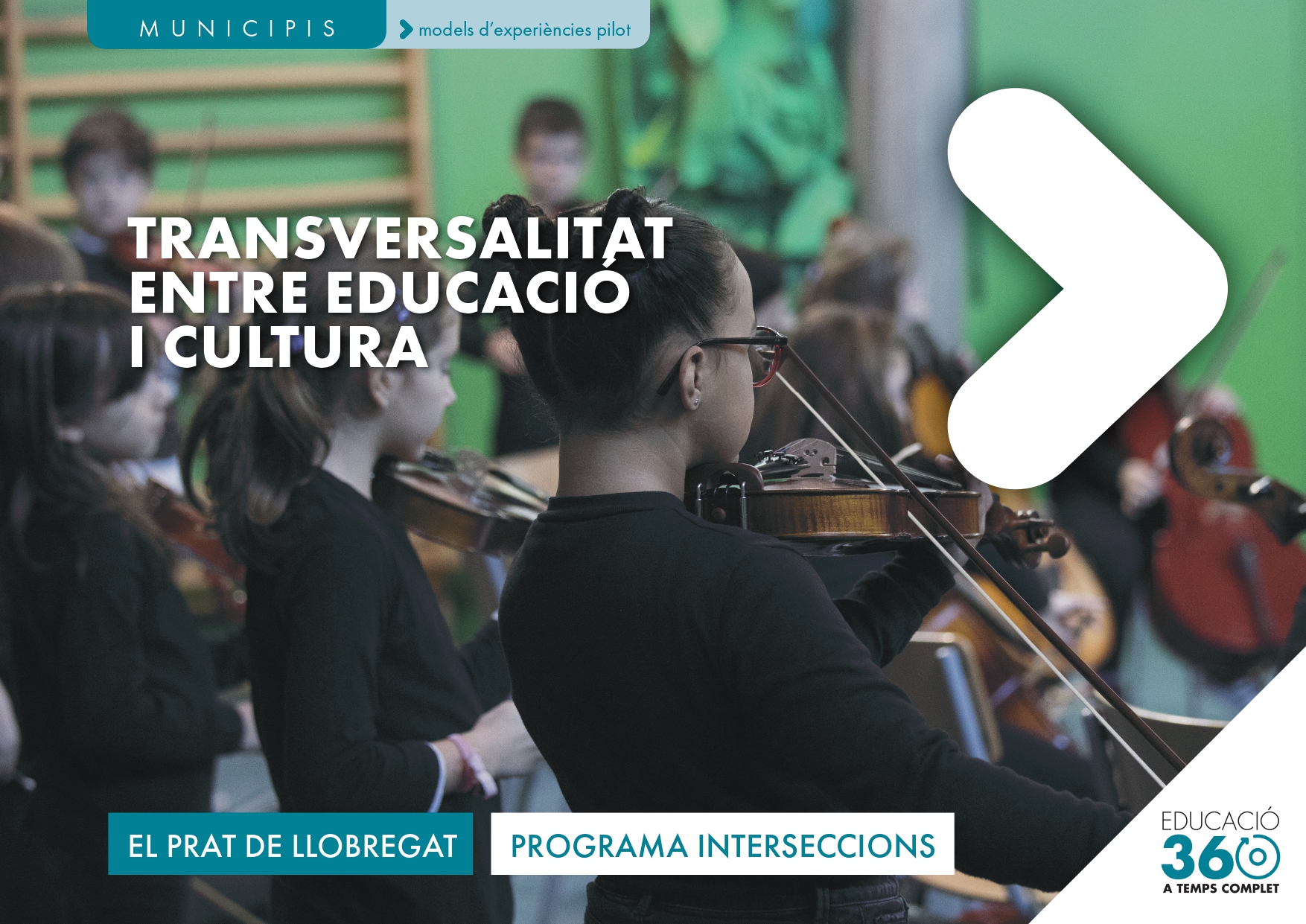 Alumnes de músicaen un assaig de violí
